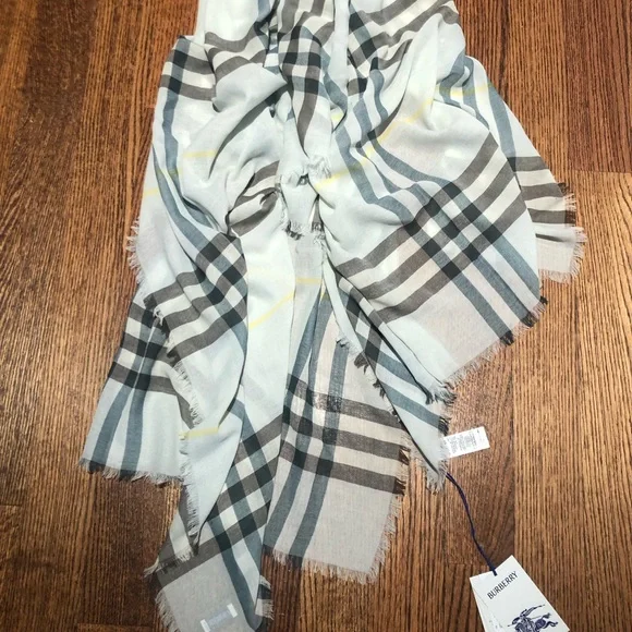 Burberry Check Wool Scarf Lightweight Color:Breeze - Picture 9 of 14